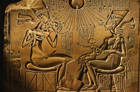 Akenathon e Nefertiti che tengono in braccio i loro figli tra cui Tutankhamon. Tutti hanno il cranio allungato